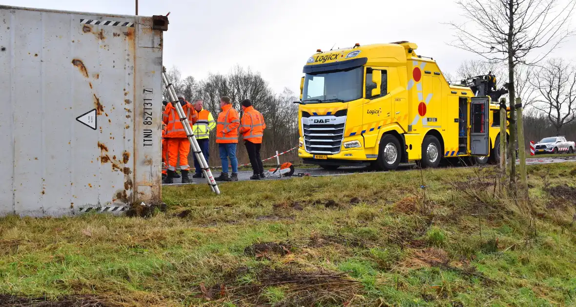 Vrachtwagen met friet kantelt en blokkeert weg - Foto 8