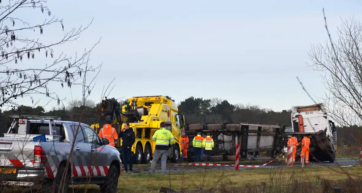 Vrachtwagen met friet kantelt en blokkeert weg - Foto 9