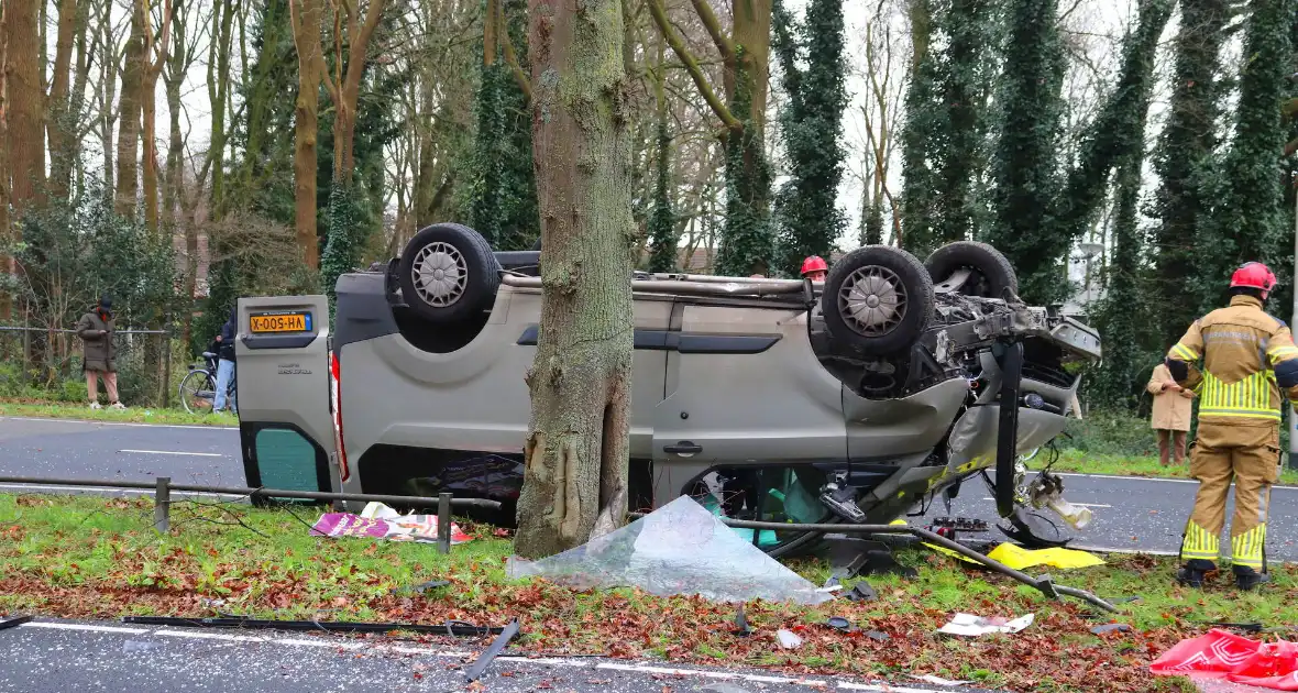 Bestelbus belandt op de kop bij verkeersongeval