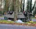 Bestelbus belandt op de kop bij verkeersongeval