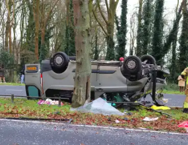 Bestelbus belandt op de kop bij verkeersongeval