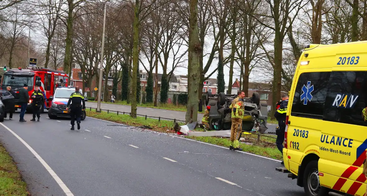 Bestelbus belandt op de kop bij verkeersongeval - Foto 1