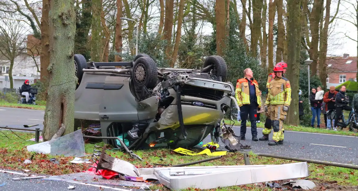 Bestelbus belandt op de kop bij verkeersongeval - Foto 2