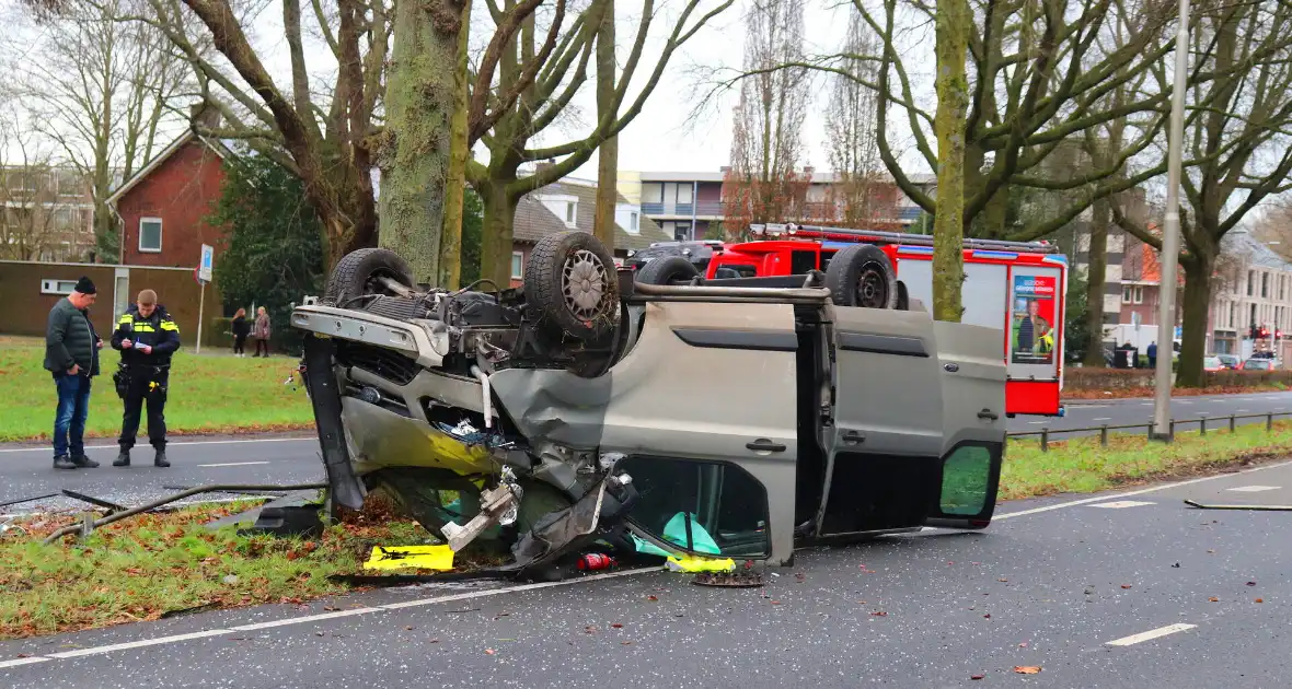 Bestelbus belandt op de kop bij verkeersongeval - Foto 3