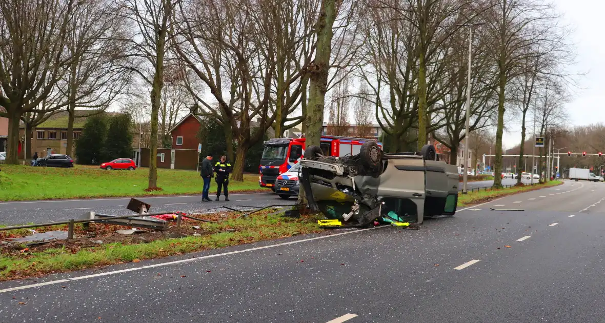 Bestelbus belandt op de kop bij verkeersongeval - Foto 4