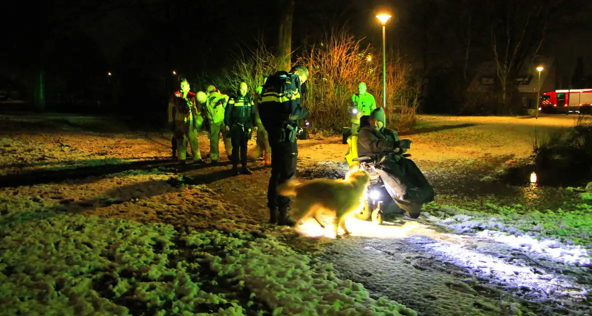 Scootmobiel rijdt zich vast door sneeuw