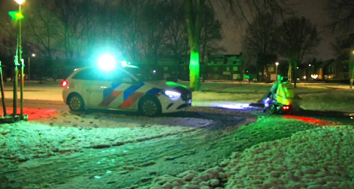 Scootmobiel rijdt zich vast door sneeuw - Foto 1