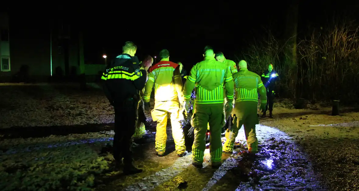 Scootmobiel rijdt zich vast door sneeuw - Foto 2