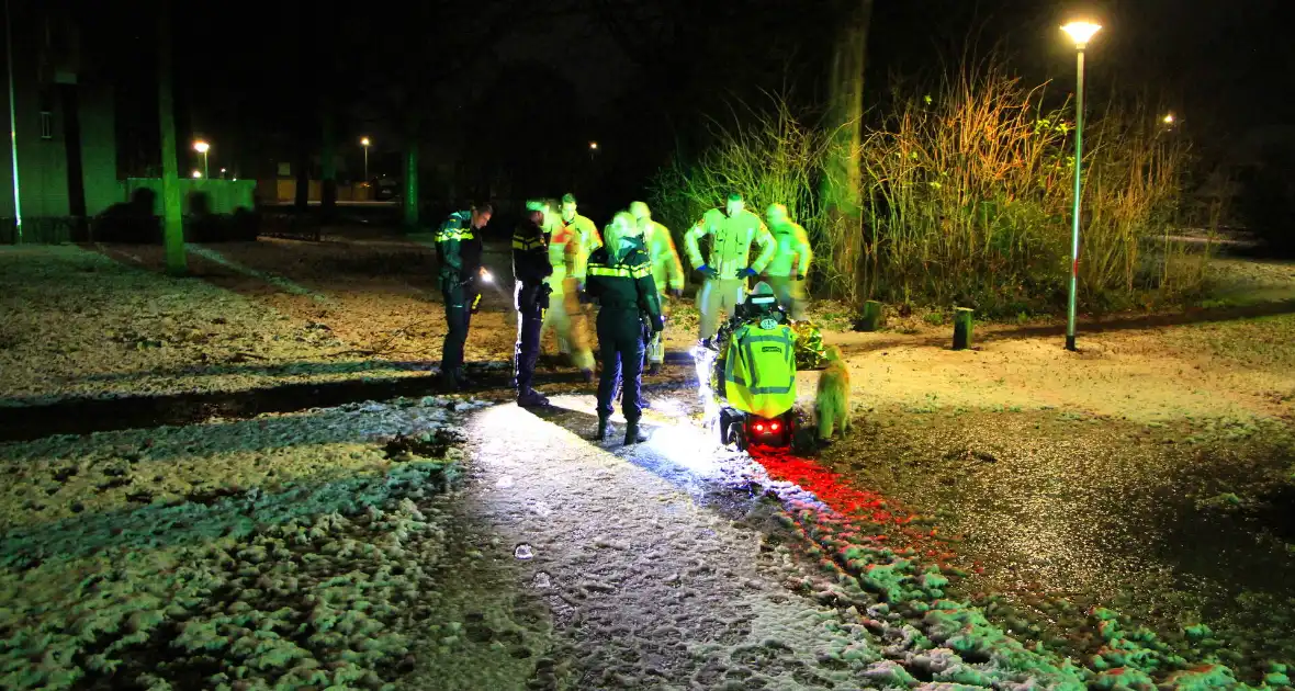 Scootmobiel rijdt zich vast door sneeuw - Foto 4