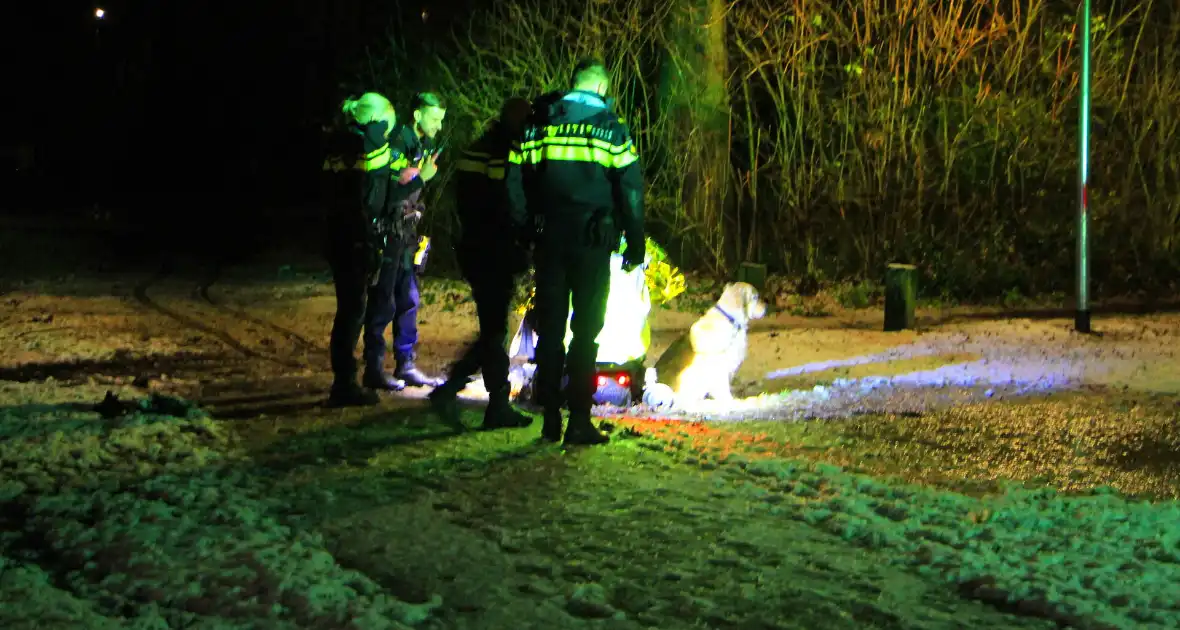 Scootmobiel rijdt zich vast door sneeuw - Foto 5