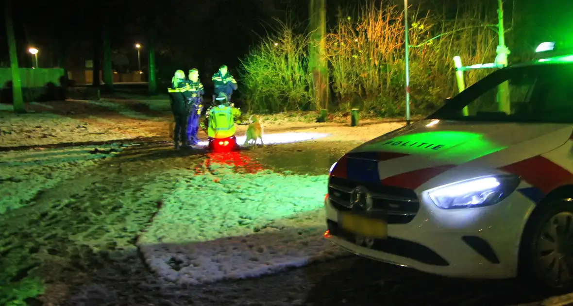 Scootmobiel rijdt zich vast door sneeuw - Foto 6