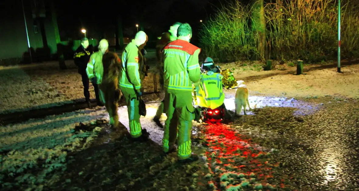 Scootmobiel rijdt zich vast door sneeuw - Foto 7