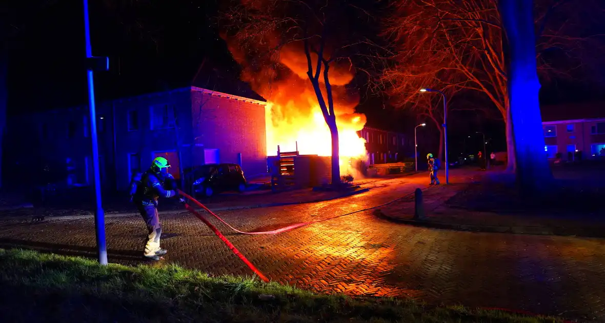 Voertuigbrand escaleert naar grote brand