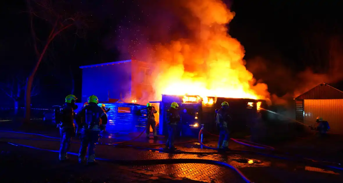 Voertuigbrand escaleert naar grote brand - Foto 10