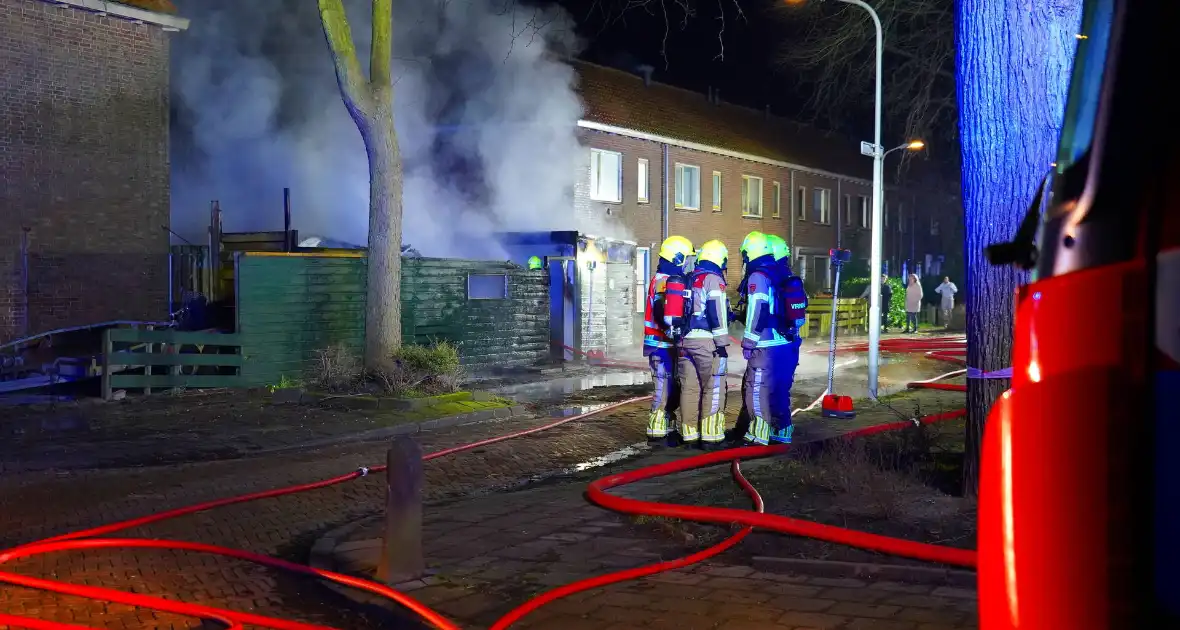 Voertuigbrand escaleert naar grote brand - Foto 11