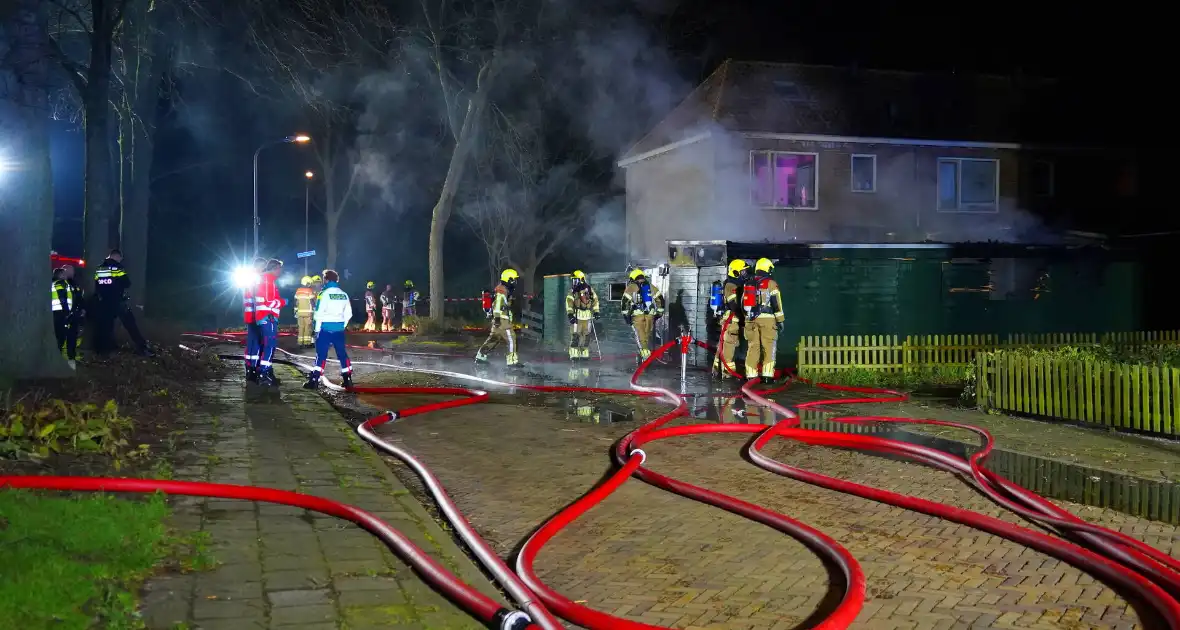 Voertuigbrand escaleert naar grote brand - Foto 13