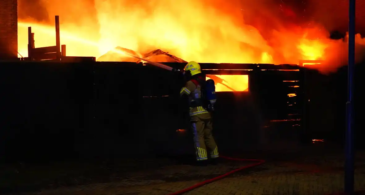 Voertuigbrand escaleert naar grote brand - Foto 3