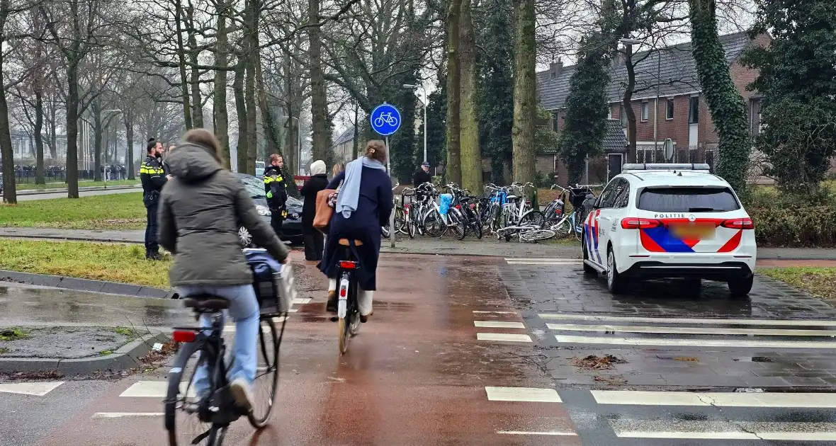 Fietser op rotonde aangereden - Foto 1