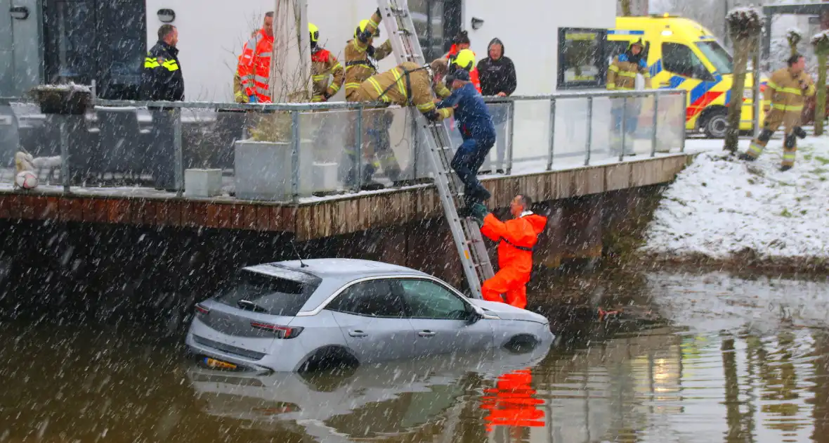 Auto te water, brandweer redt bestuurder uit het koude water - Foto 10