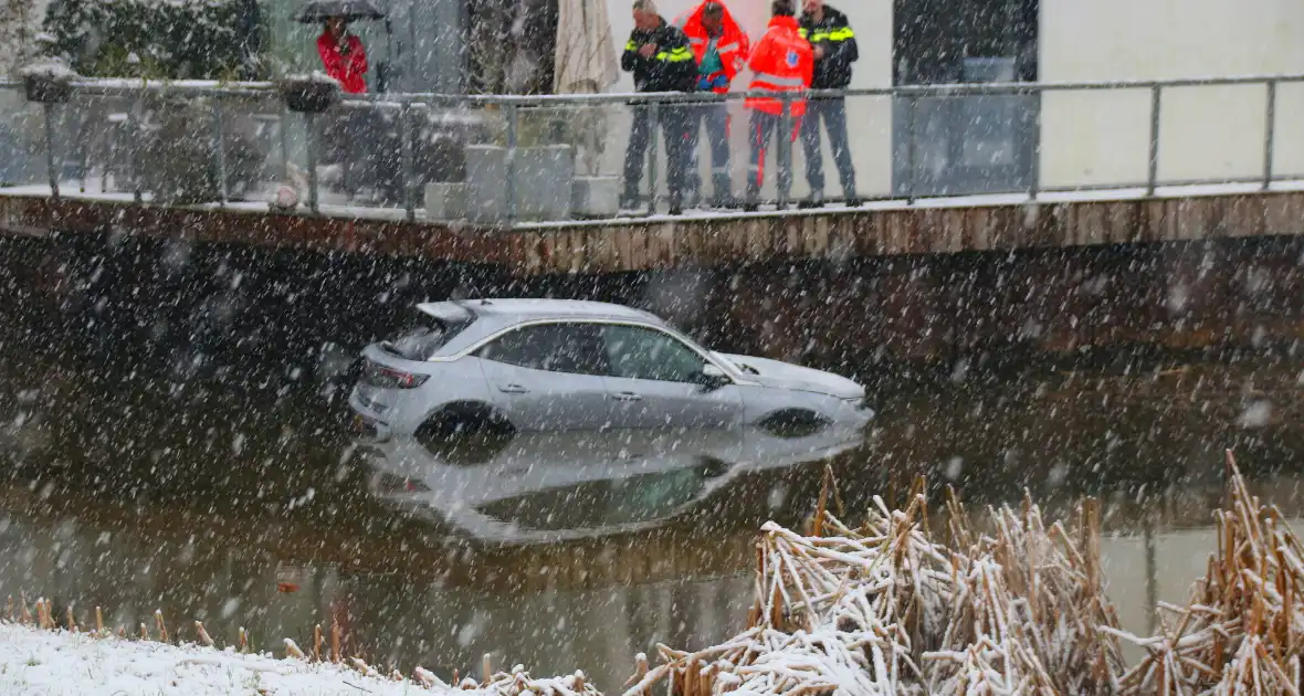 Auto te water, brandweer redt bestuurder uit het koude water - Foto 2