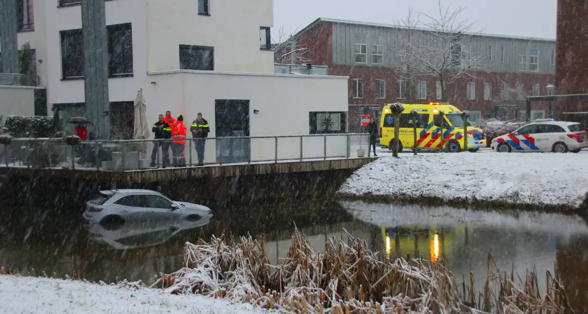 Auto te water, brandweer redt bestuurder uit het koude water - Foto 3