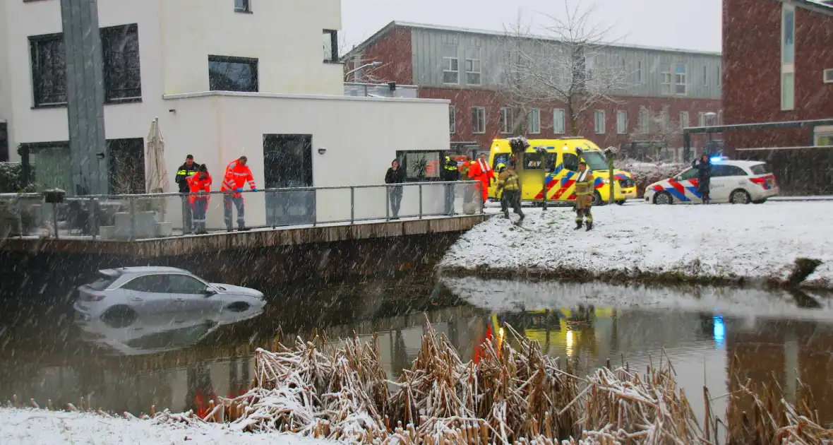 Auto te water, brandweer redt bestuurder uit het koude water - Foto 5