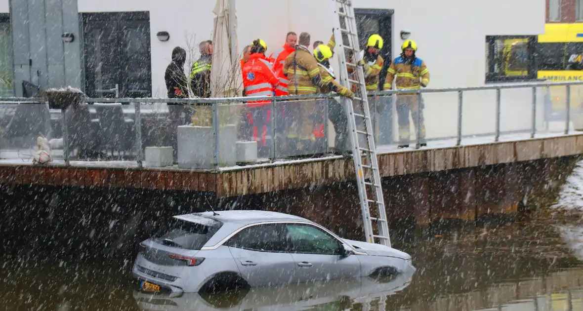 Auto te water, brandweer redt bestuurder uit het koude water - Foto 6