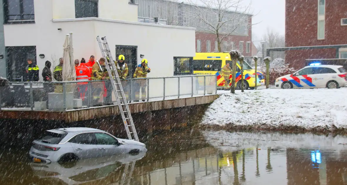 Auto te water, brandweer redt bestuurder uit het koude water - Foto 7