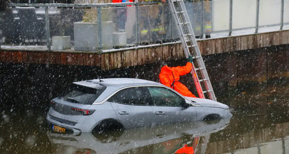 Auto te water, brandweer redt bestuurder uit het koude water - Foto 8