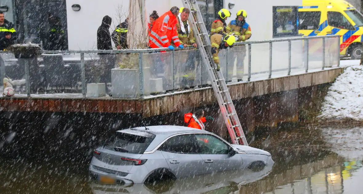 Auto te water, brandweer redt bestuurder uit het koude water - Foto 9