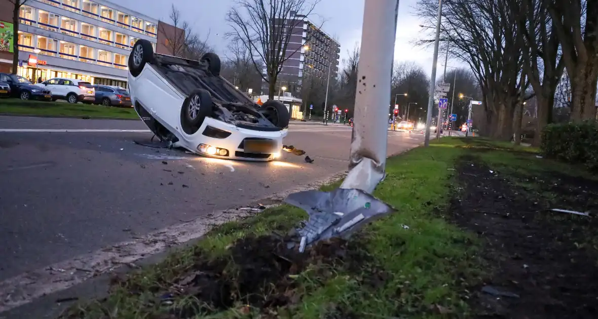 Automobilist belandt op de kop