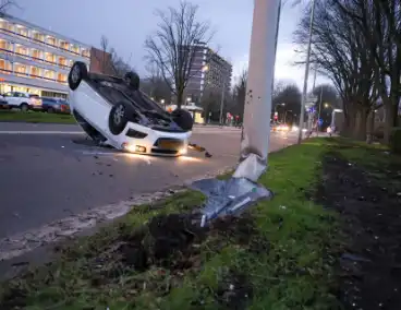 Automobilist belandt op de kop