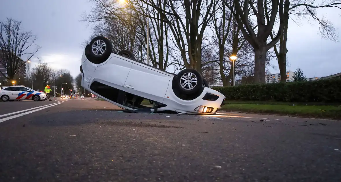 Automobilist belandt op de kop - Foto 1