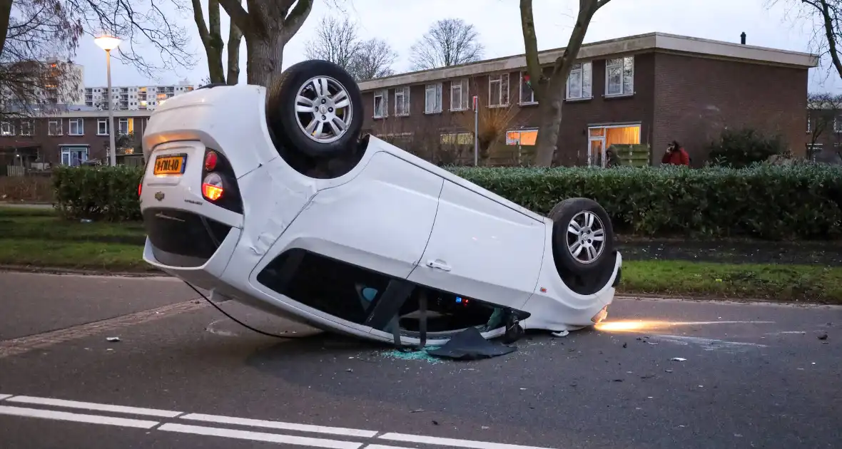 Automobilist belandt op de kop - Foto 2