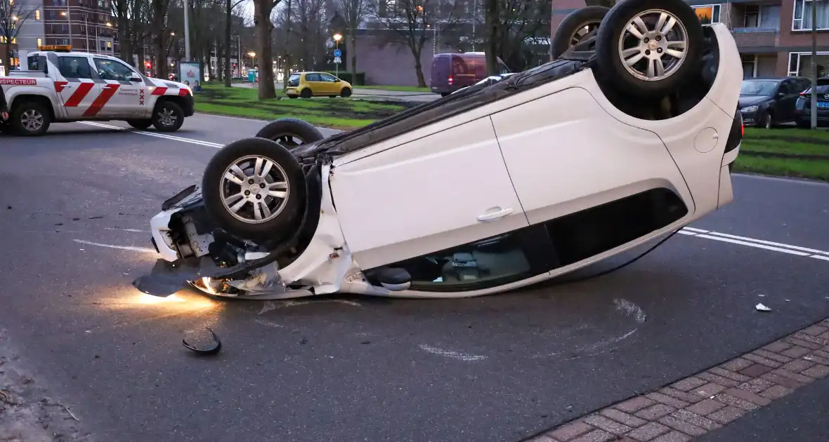 Automobilist belandt op de kop - Foto 3