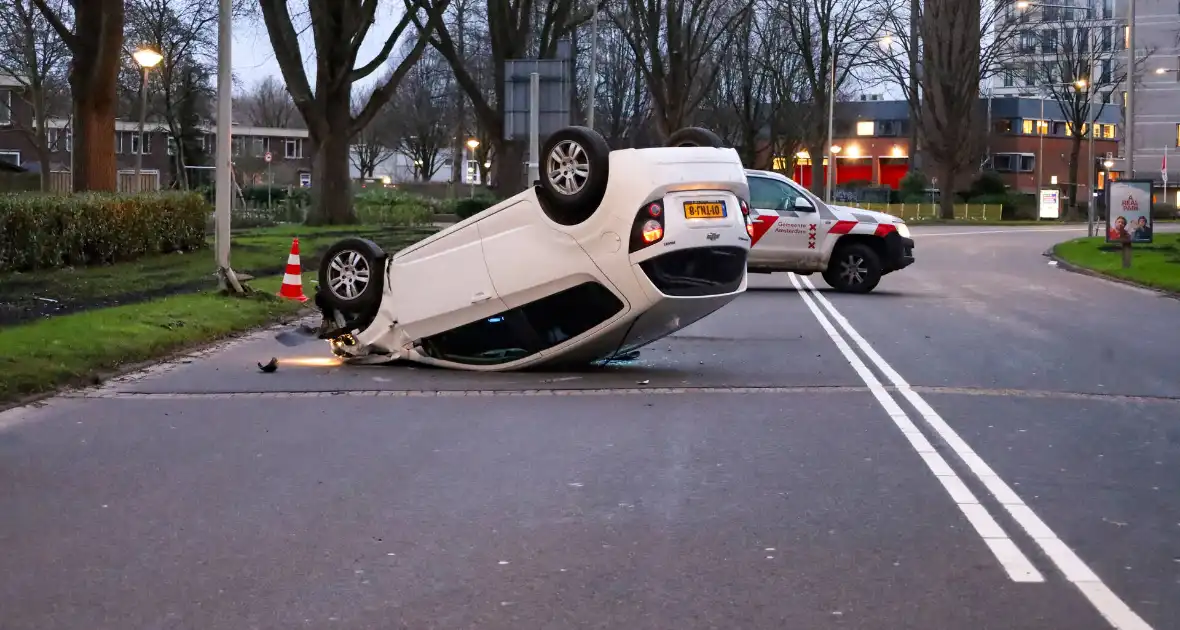 Automobilist belandt op de kop - Foto 4