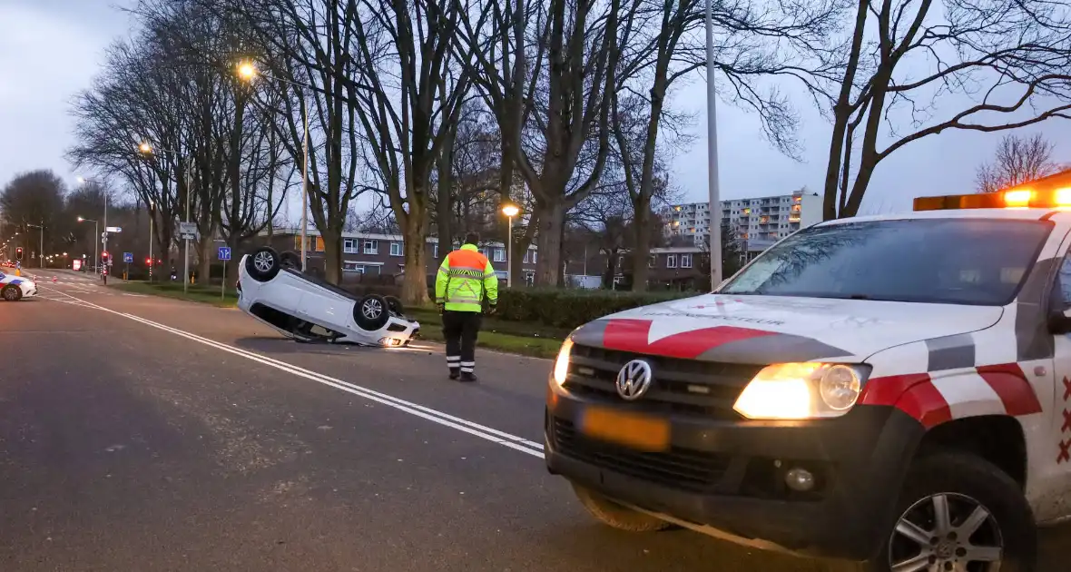 Automobilist belandt op de kop - Foto 5