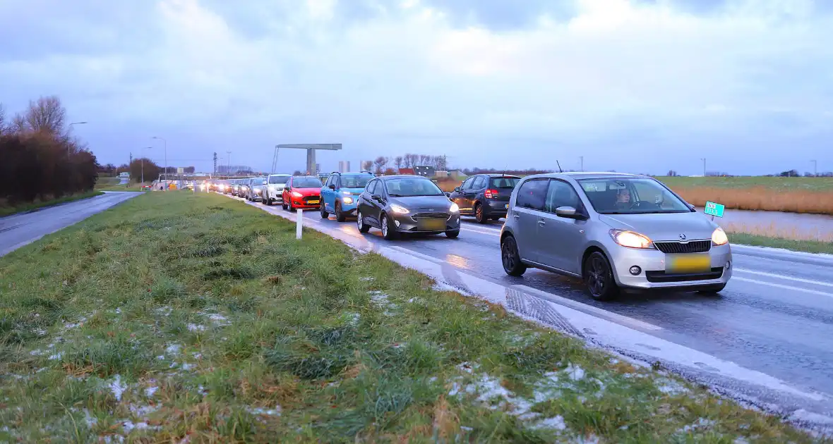 Kop-staartbotsing door glad wegdek