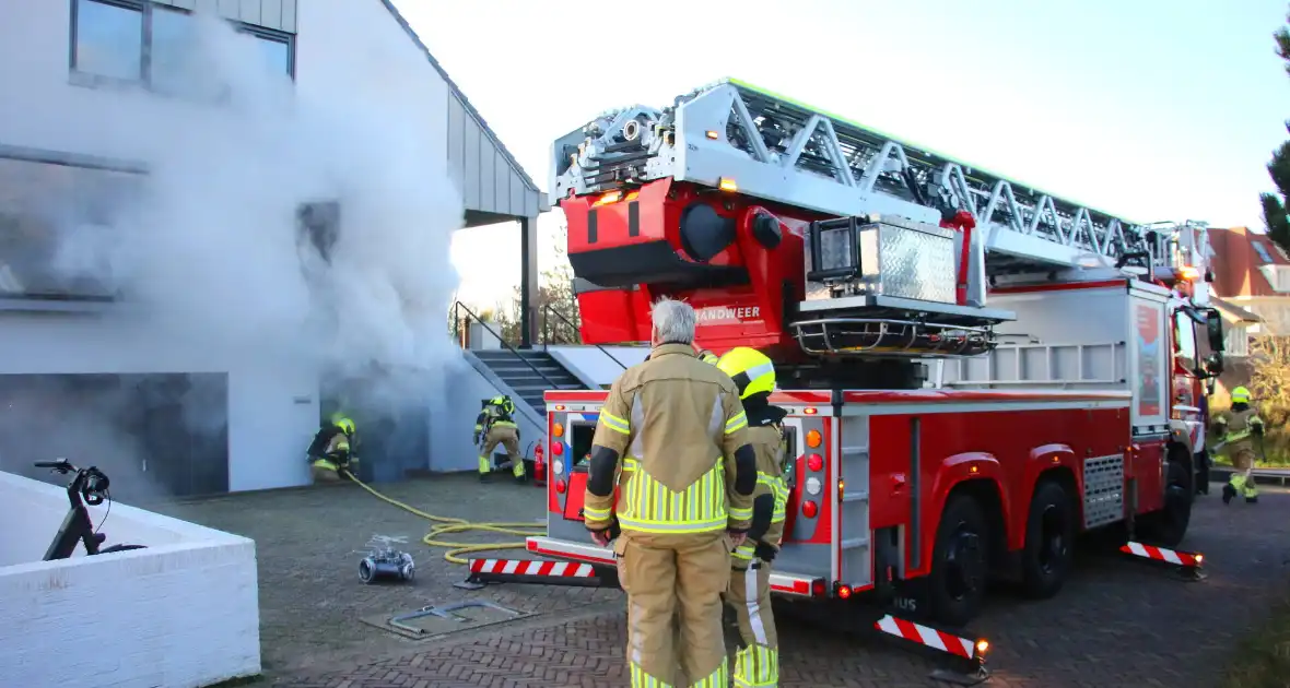 Veel rookontwikkeling bij brand in kantoorpand - Foto 1