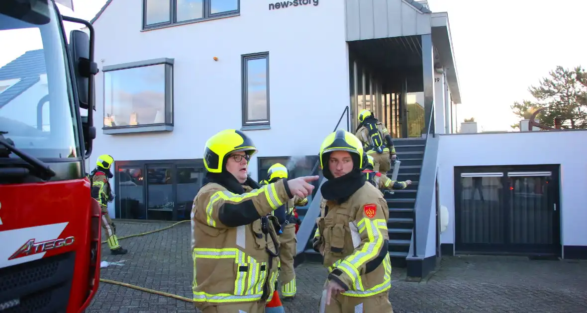 Veel rookontwikkeling bij brand in kantoorpand - Foto 4