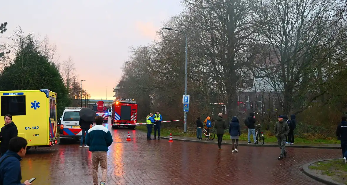 Brandweer haalt persoon van balkon bij brand