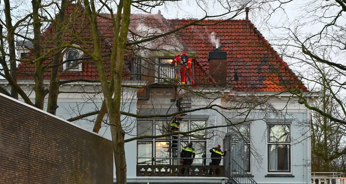 Brandweer haalt persoon van balkon bij brand - Foto 2