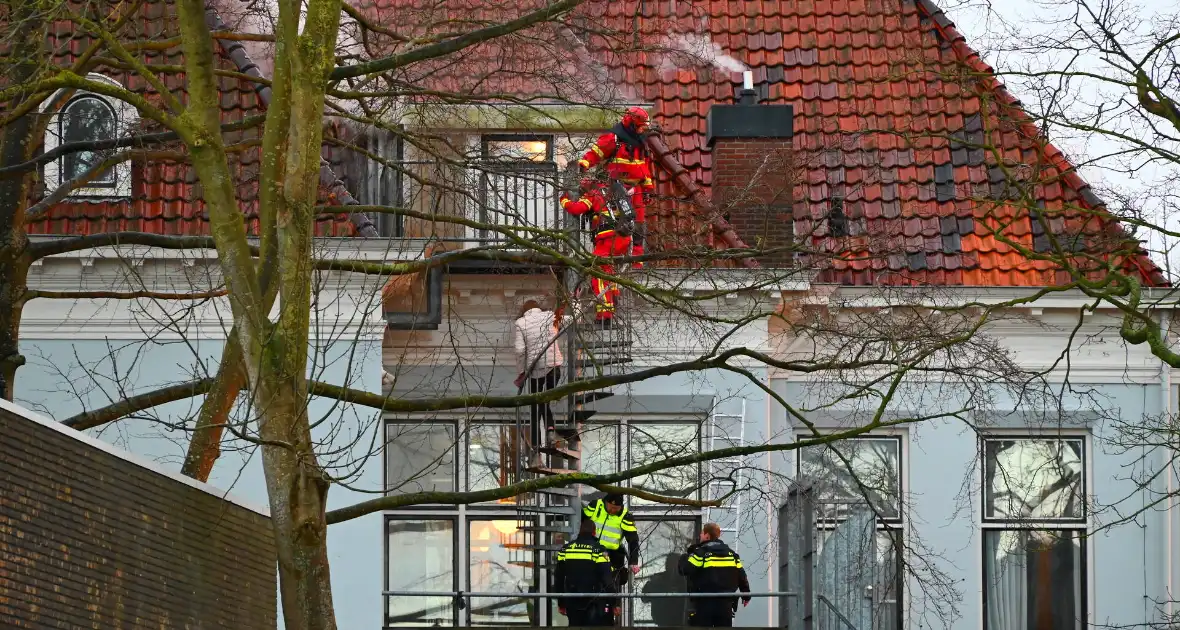 Brandweer haalt persoon van balkon bij brand - Foto 3