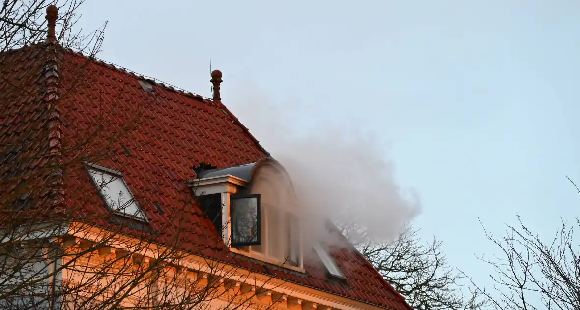 Brandweer haalt persoon van balkon bij brand - Foto 4