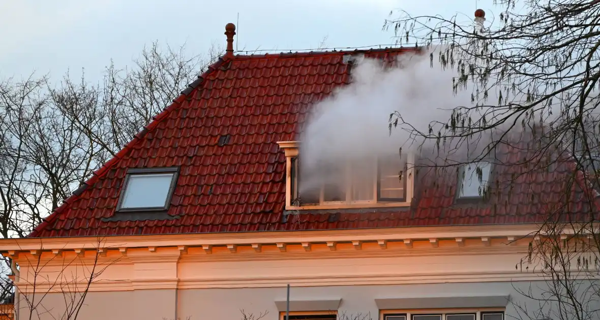 Brandweer haalt persoon van balkon bij brand - Foto 6