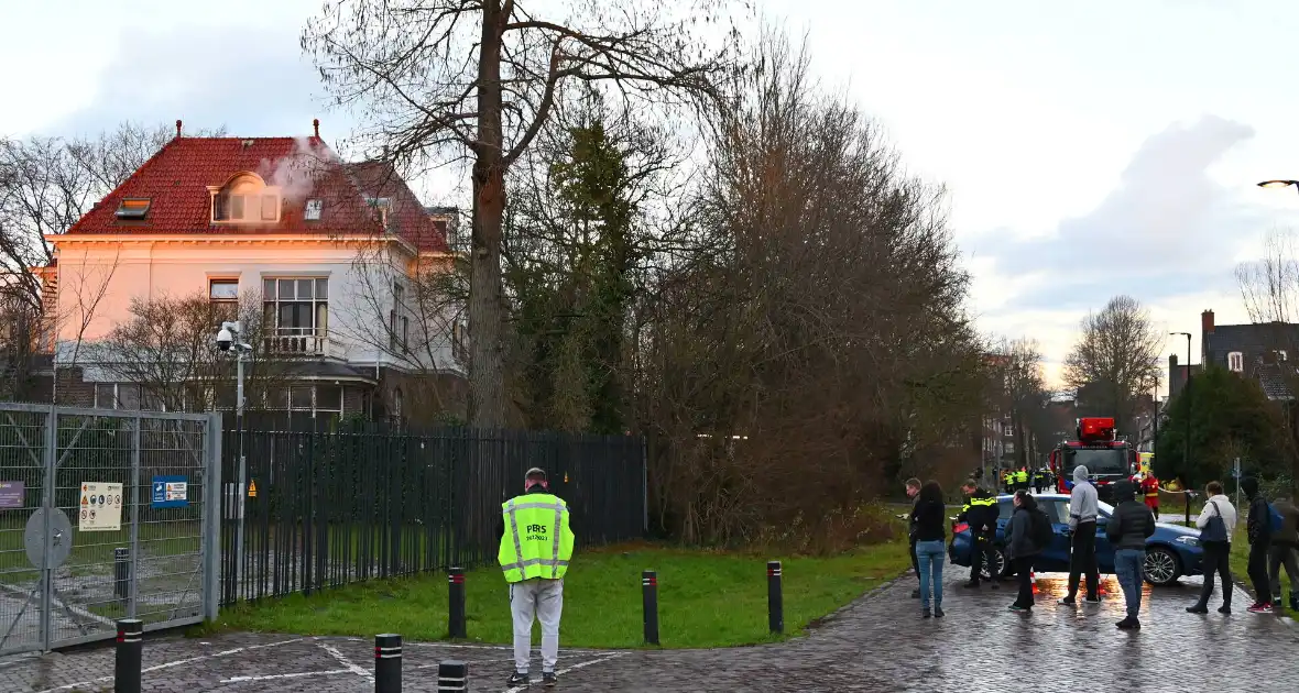 Brandweer haalt persoon van balkon bij brand - Foto 7