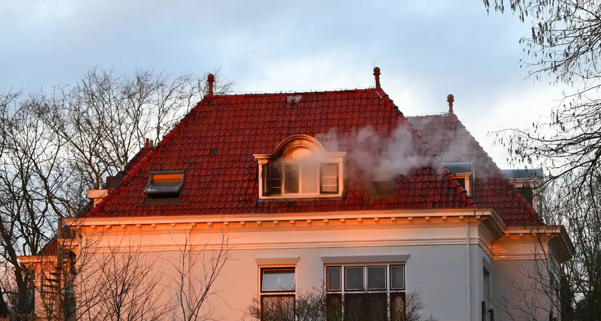 Brandweer haalt persoon van balkon bij brand - Foto 8