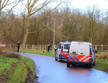 Politie zoekt voortvluchtige na inval