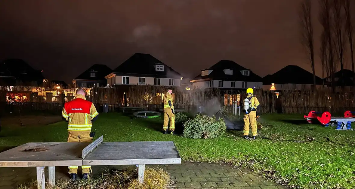 Brandweer dooft brandende kerstbomen
