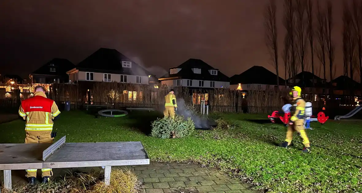 Brandweer dooft brandende kerstbomen - Foto 2